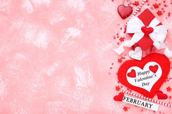 Valentim corações com palhas, caixa de presente e texto Feliz Valentim — Fotografia de Stock