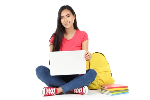 Fiatal nő laptop számítógép, könyvek és hátizsák fehér ba — Stock Fotó