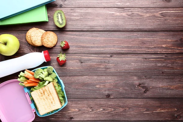 Σχολείο κουτί γεύμα με φρούτα και λαχανικά σε καφέ ξύλινο ταμπλό — Φωτογραφία Αρχείου