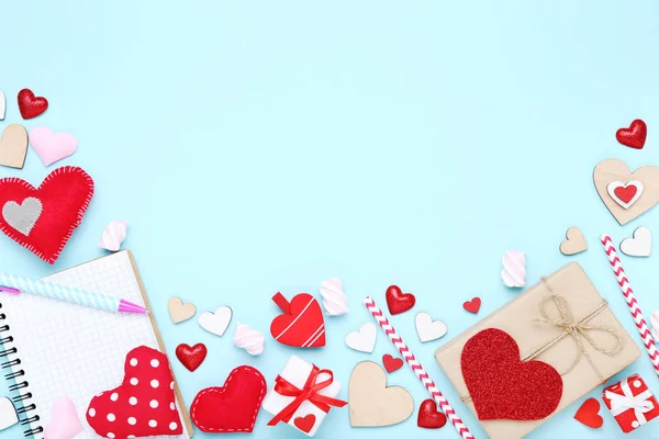 Corazones de San Valentín con cajas de regalo y pajitas sobre fondo azul —  Fotos de Stock