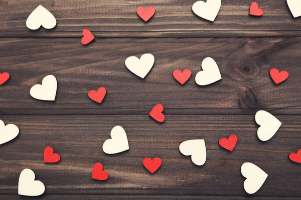 Corazones rojos y blancos sobre mesa de madera — Foto de Stock