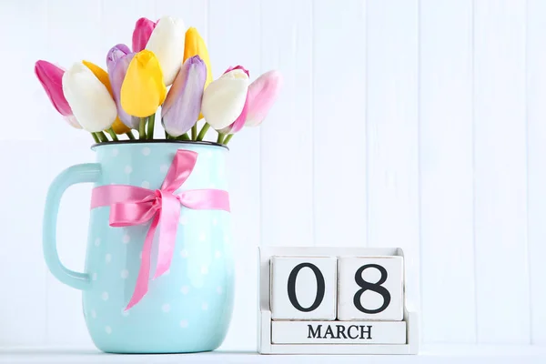 Bouquet de fleurs de tulipes avec calendrier cube sur fond blanc — Photo