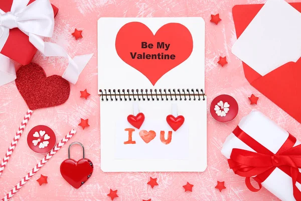 Coeurs de Saint-Valentin avec boîtes cadeaux, étoiles en papier, bloc-notes et texte — Photo