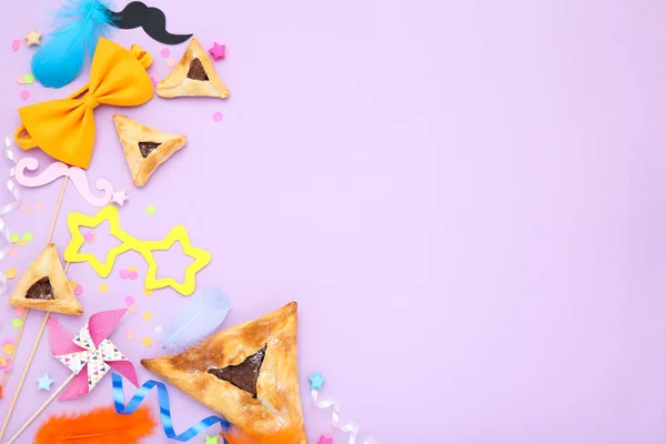 Пурпурова святкова композиція. Печиво з партійними приладдям на фіолетовому — стокове фото