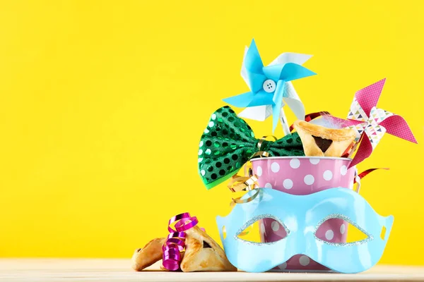 Purim composición de vacaciones. Galletas con cubo y suministro de partido —  Fotos de Stock