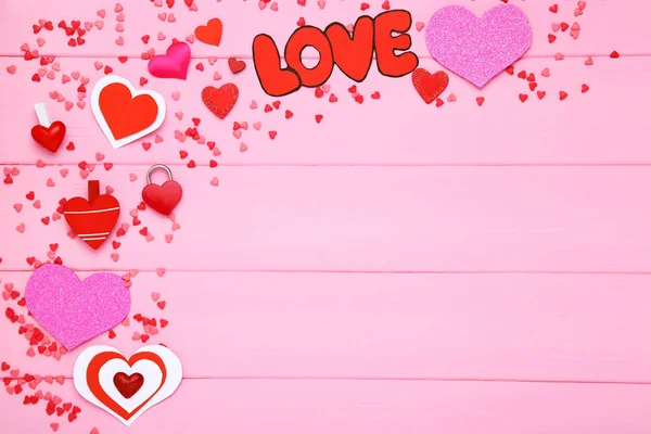 Coeurs de Saint-Valentin avec mot Love sur table en bois rose — Photo