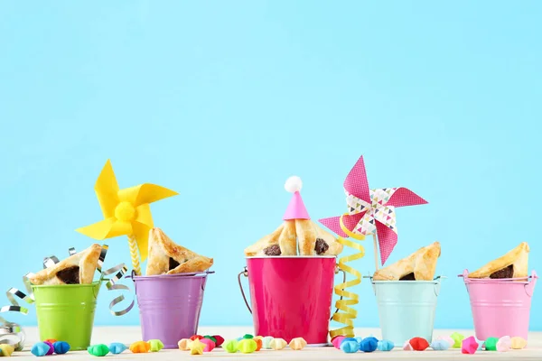 Composição de férias de Purim. Bolinhos com baldes e abastecimento do partido — Fotografia de Stock