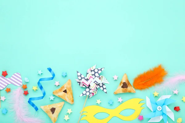 Purim vakantie samenstelling. Cookies met feestartikelen op blauw b — Stockfoto