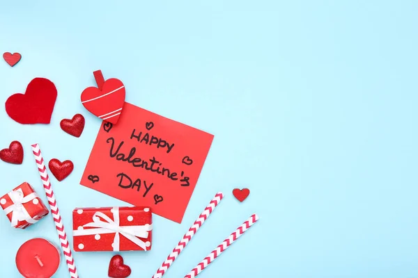 Coeurs de Saint-Valentin avec bougie, coffrets cadeaux et texte Happy Valentin — Photo