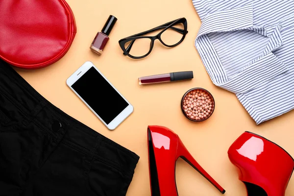 Aksesuarları ve makyaj kozmetik ile Modern kadın giysileri 