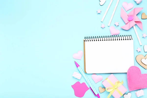 Valentine hearts with blank notepad, gift box and paper windmill — Stock Photo, Image