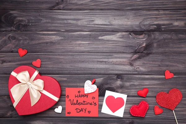 San Valentino cuori con confezione regalo e testo Buon San Valentino su — Foto Stock