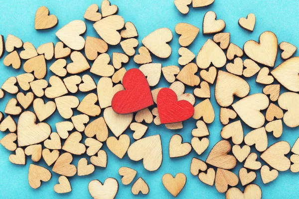 Coeurs en bois brun et rouge sur fond bleu — Photo