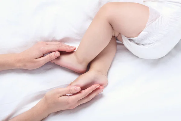 Mother hand holding her baby legs while he is sleeping — Stock Photo, Image