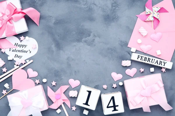 Cuori di San Valentino con calendario a cubo, marshmallow e confezioni regalo — Foto Stock