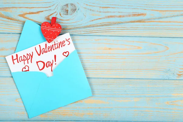 Sobre de papel azul con texto Feliz día de San Valentín colgando en bl — Foto de Stock
