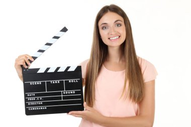 Beyaz arka planda siyah clapper kurulu ile genç kadın