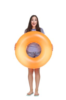 Beyaz arka planda izole edilmiş şişme halkalı genç bir kız.