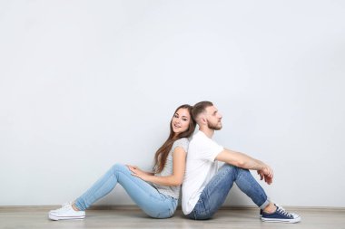 Arka arkaya oturan mutlu genç çift.