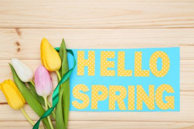 Yazılı lale çiçekleri Kahverengi ahşap masadaki ilkbahar