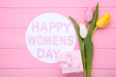 Lale çiçekleri ve ahşap masada hediye kutusuyla Mutlu Kadınlar Günü 'nü yaz.