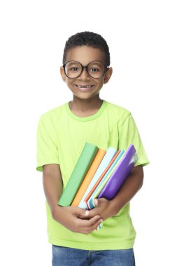 Beyaz arka planda kitapları ve not defterleri olan Afrikalı Amerikalı bir öğrenci.