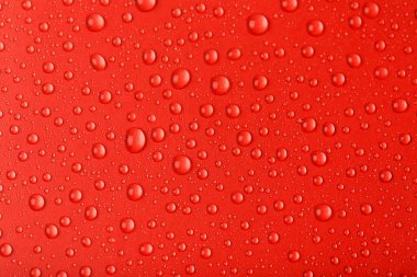 Kırmızı arkaplanda su damlaları