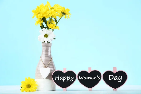 Текст Happy Womens Day Квітами Хризантеми Вазі Синьому Тлі — стокове фото