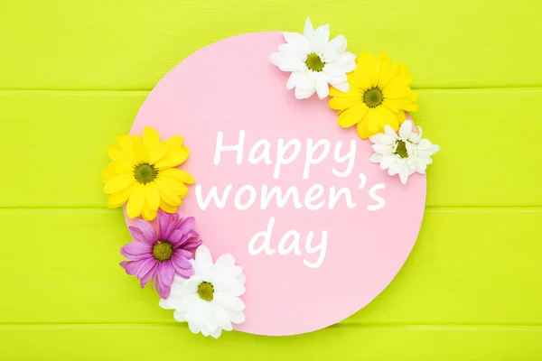 Κείμενο Ευτυχισμένη Ημέρα Της Γυναίκας Λουλούδια Χρυσάνθεμο Πράσινο Ξύλινο Τραπέζι — Φωτογραφία Αρχείου