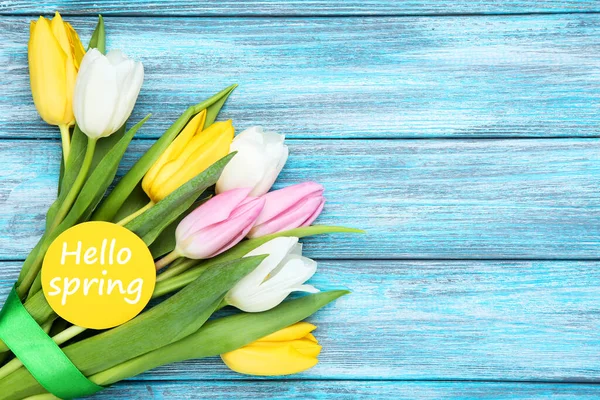 Flores Tulipán Con Texto Hello Spring Sobre Mesa Madera Azul — Foto de Stock