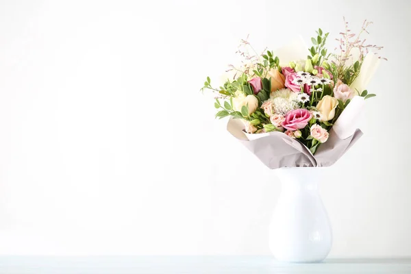 Gyönyörű Virágcsokor Vázában Fehér Háttér — Stock Fotó