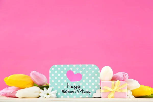 Text Happy Womens Day Mit Tulpenblumen Und Geschenkbox Auf Rosa — Stockfoto