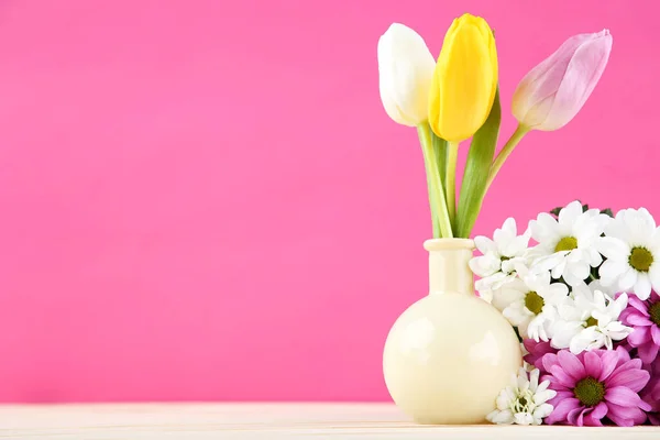 Flores Tulipán Crisantemo Jarrón Sobre Fondo Rosa —  Fotos de Stock