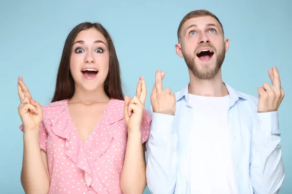 Feliz Joven Pareja Sobre Fondo Azul — Foto de Stock