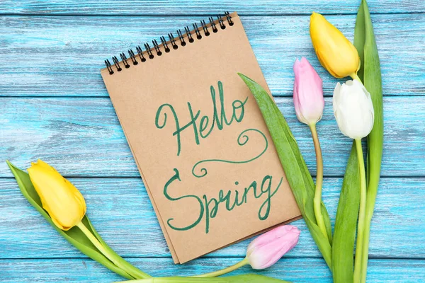 Тюльпан Цветы Блокнот Текстом Hello Spring Синий Деревянный Стол — стоковое фото