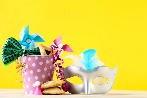 普林假日作曲 带有黄色背景的水桶和派对用品的厨师 — 图库照片