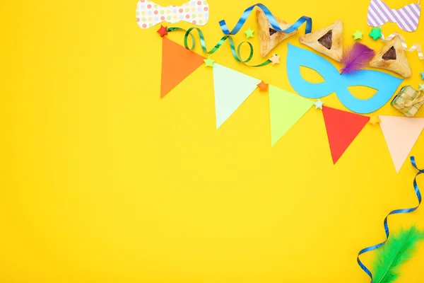 Purim Urlaub Komposition Kekse Mit Partybedarf Auf Gelbem Hintergrund — Stockfoto