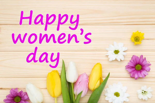 Texto Feliz Día Mujer Con Flores Tulipán Crisantemo Mesa Madera —  Fotos de Stock