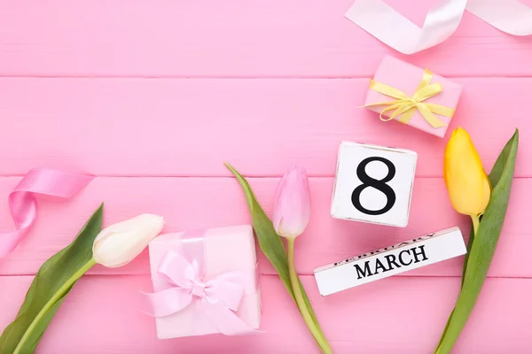 Testo Happy Womens Day Con Fiori Tulipano Scatole Regalo Sul — Foto Stock