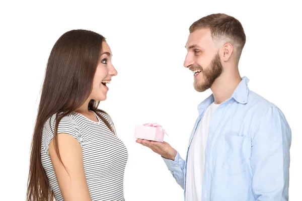 Joven Dando Caja Regalo Novia Sobre Fondo Blanco — Foto de Stock