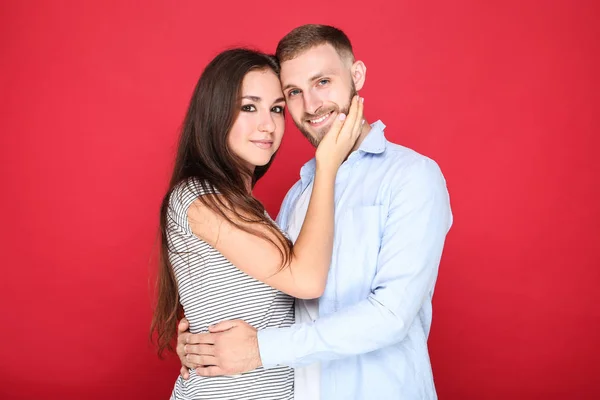 Feliz Joven Pareja Sobre Fondo Rojo —  Fotos de Stock