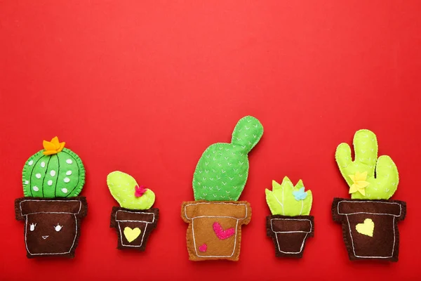 Diferente Juguete Suave Cactus Sobre Fondo Rojo —  Fotos de Stock