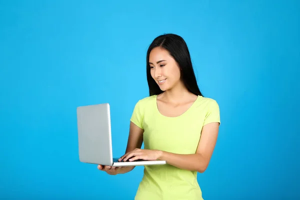 Femeie Tânără Laptop Fundal Albastru — Fotografie, imagine de stoc