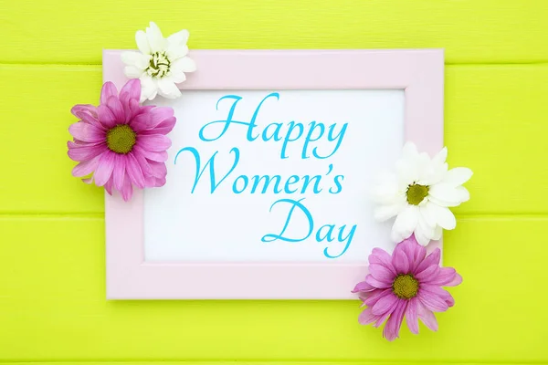 Testo Happy Womens Day Con Fiori Crisantemo Sul Tavolo Legno — Foto Stock