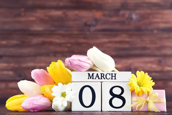 Vit Kub Kalender Med Tulpan Och Krysantemum Blommor Brun Trä — Stockfoto