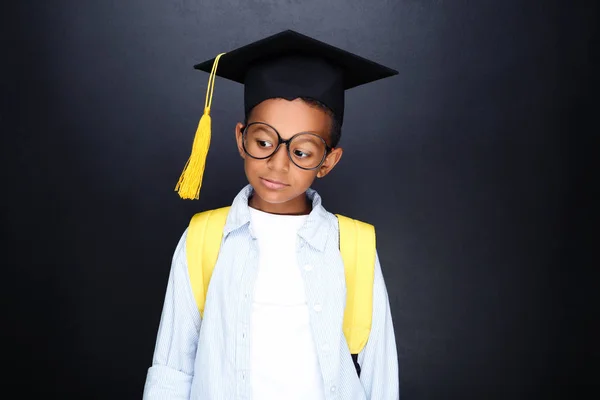 Jovem Menino Escola Afro Americana Boné Formatura Com Mochila Fundo — Fotografia de Stock