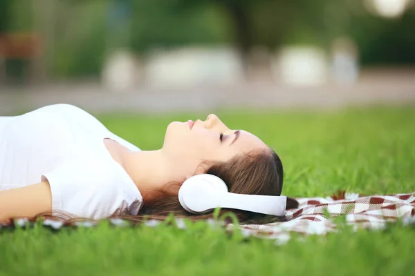 Jong Gelukkig Meisje Liggend Groen Gras Luisteren Muziek Met Hoofdtelefoon — Stockfoto