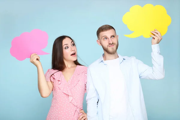幸福的年轻夫妇 有蓝色背景的纸制语音泡沫 — 图库照片