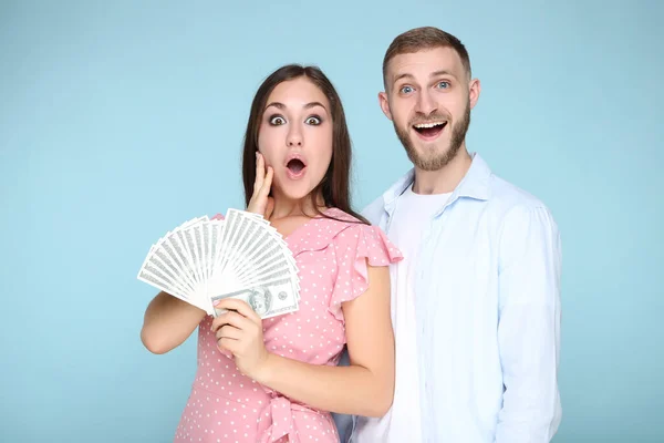 幸福的年轻夫妇 蓝色背景的钞票 — 图库照片