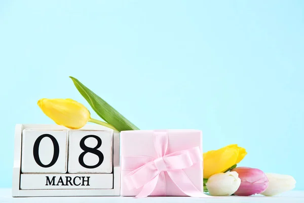 Kub Kalender Med Tulpan Blommor Och Presentförpackning Blå Bakgrund — Stockfoto